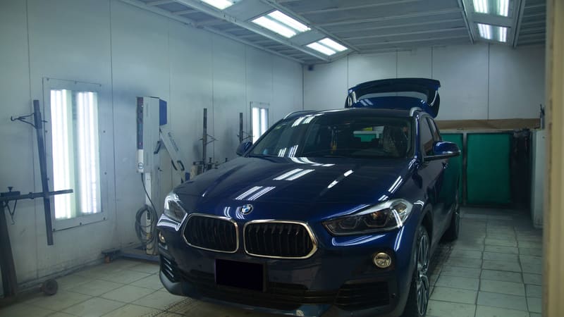 Vehículo de alta gama dentro de la cabina de pintura homologada por Mercedes-Benz