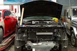 Vehículo en proceso de armado tras la reparación de la carrocería