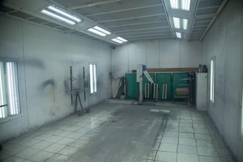 Interior de la cabina de pintura, con su iluminación y sistema de filtros