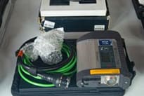 Interfaz de diagnóstico original con licencia y sus cables, en el laboratorio de módulos
