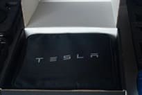 Conector de carga original para vehículos Tesla, en el laboratorio de Grupo Mastreta