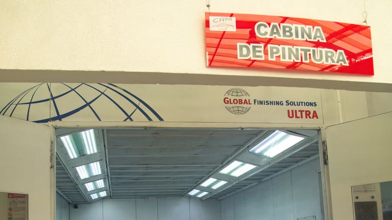 Cabina de pintura Global Finishing Solutions Ultra, vista desde el área de preparación